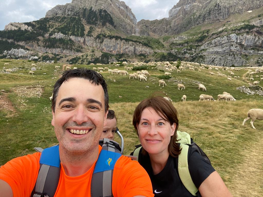 En el Ibón rodeados de ovejas.