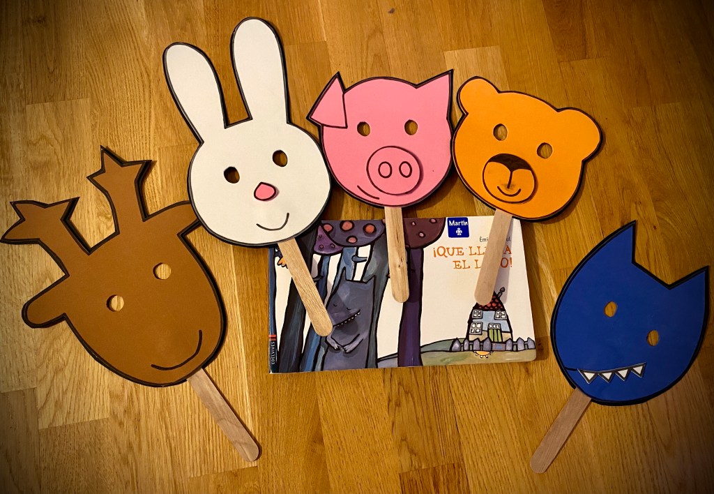 Títeres de los personajes del cuento.